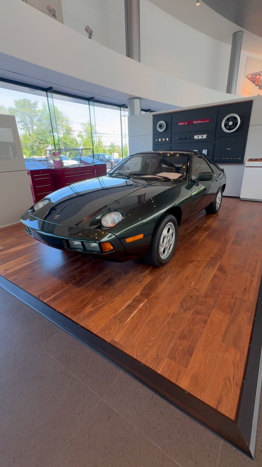 This stunning Porsche 928 sitting pretty in our Porsche Classic Partner display 🔧 

#porsche #porsche928 #porscheclassic #cars #porschemoment
