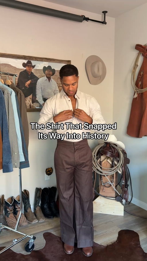 By the 1940s and ’50s, the pearl snap had moved beyond ranch work and into rodeos, Western films, country stages and everyday closets. Rugged, useful, a little showy and unmistakably Western.

📸  @marcusemitchell