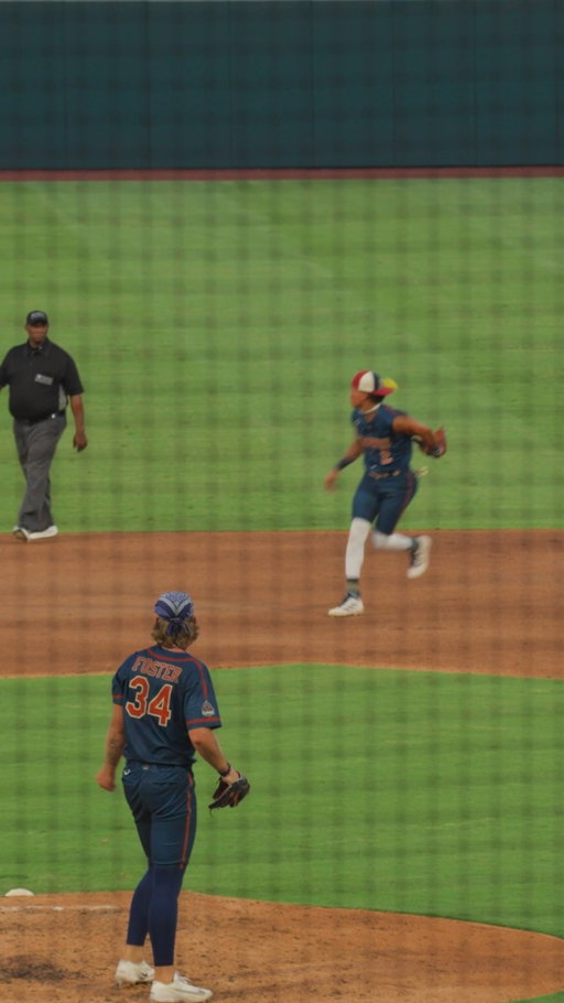The Clowns' infield makes trick play double plays look routine 😮‍💨

#bananaball #indianapolisclowns #savannahbananas #glovework #infield