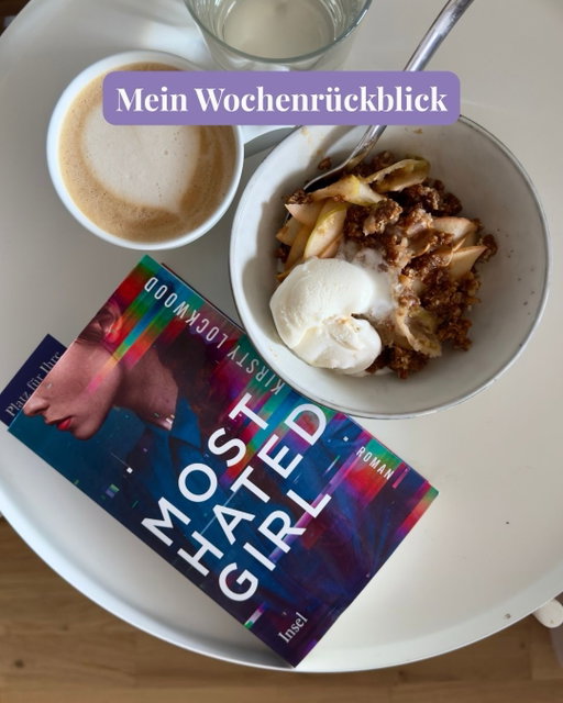 Ok, diese Woche habe ich fast nur mein Essen und kein einziges Mal mich selbst fotografiert 😅😅

Deswegen einmal im Schnelldurchgang durch:
1. Highlight der Woche: Spannendes Buch an einem Tag durchgelesen, dazu Apple Crisp aus Gravensteiner Apfel nach einem Rezept meiner Urgroßmutter 🥰
2. Ansonsten stand die Woche definitiv im Zeichen von Obst und Gemüse! Die Tomaten von @biohof_bursch sind fantastisch 👌🏻
3. Zum ersten Mal in dieser Saison wieder auf dem Apfelhof gewesen und spannende neue Sorten entdeckt @ottoschmitzhuebsch 🍎🍏
4. Alles einfach soooo lecker gewesen von @jemoes.farm 🫶🏻
5. Freestyle-Küche mit Gemüsekiste 😍
6. Noch mehr Gemüseküche.
7. Muss ich wohl wieder hin und Neues kaufen... 🤷🏼‍♀️
8. Marionberry Jam aus Oregon auf Boudin Sourdough Bread aus San Francisco – da kriege ich direkt Fernweh! 🥹

Ansonsten habe ich eigentlich nur am Schreibtisch gesessen. Nächste Woche wirds wieder spannender! 🙋🏼‍♀️
