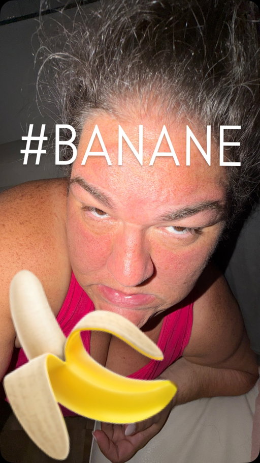 INTERNET, ARRÊTEZ TOUT! 

Vous savez, en tant que référence gastronome, j’ai des solutions! 🍌

On nous a menti TOUTES CES ANNÉES EN DISANT QUE LES FRUITS, C’TAIT SAIN!! 

MAIS LÀ!! 

Si la banane est trop sucrée, ALLONS-Y À FOND! 

Fini la gêne! NOURRISSONS NOS ENVIES! 🥳🎉