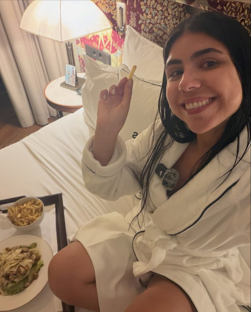 pov estás de viaje sola y te comunicas por medio de selfies con tus amigos 

solo avisar lo feliz que estoy

a por nuevas aventuras 

recién arrancaba el viaje y tenía una mezcla entre cansancio y emoción 

control de calidad

un beboteo para descomprimir 

que qué ? 

disfrutando de entrenar !! 

lista para salir a comer rico 

hace un poquito de calor 

las compras fueron compradas 

quejándome porque yo misma me puse mal el protector 

tratando de farmear aura 

girl math 

fallecida pero con alto outfit

me la mandé

self care jeje
