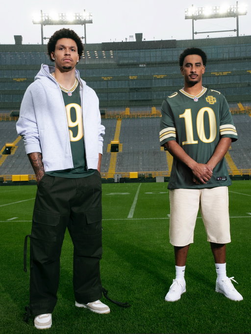Fully Invested

Built for the city. Belongs to the people. 

The Green Bay Packers Rivalries jersey will be available on 9.1 on Nike.com