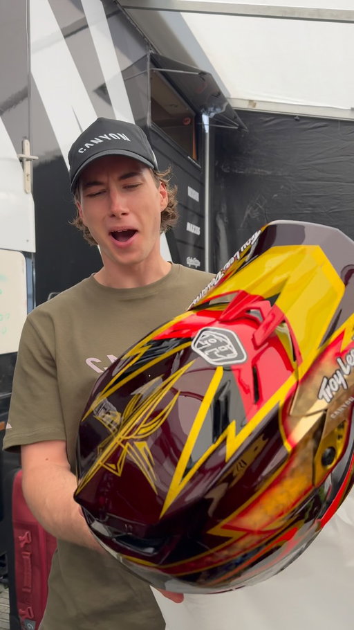 Wow @tld_bike 😮

Unboxing this years World Championship D4 lids 👀

#CanyonBikes #MTB
