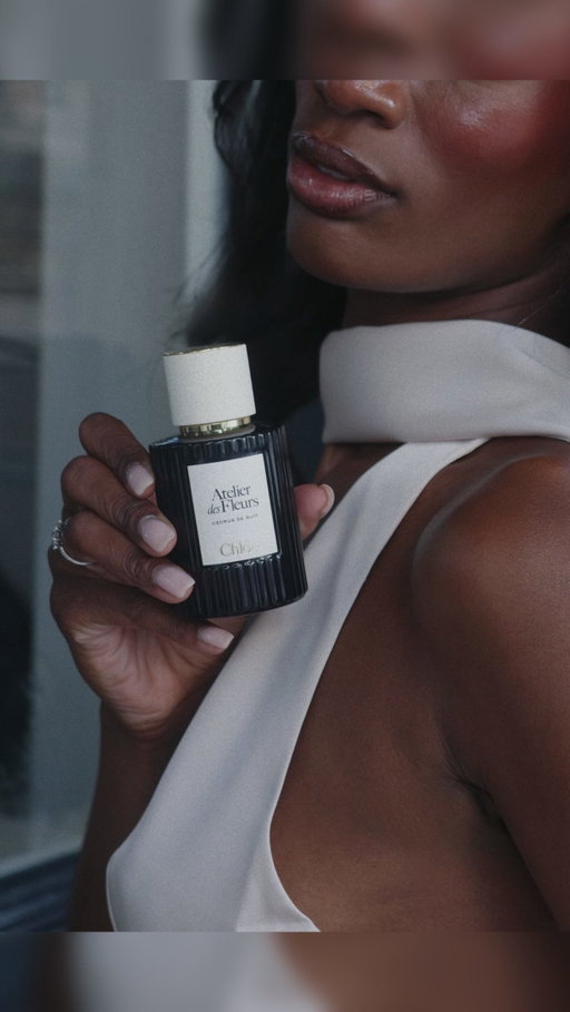AD when the city quiets down and everything feels a little softer, that’s when I reach for Chloé Atelier des Fleurs Cedrus de Nuit. Inspired by the Queen of the Night flower, it unfolds with a beautiful contrast, warm yet fresh, woody yet floral creating a scent that feels both mysterious and comforting. ​
It’s become my favourite finishing touch before an evening out.​
@chloe @theofficialselfridges #fragrance #cedrusdenuit #atelierdesfleurs #chloe
