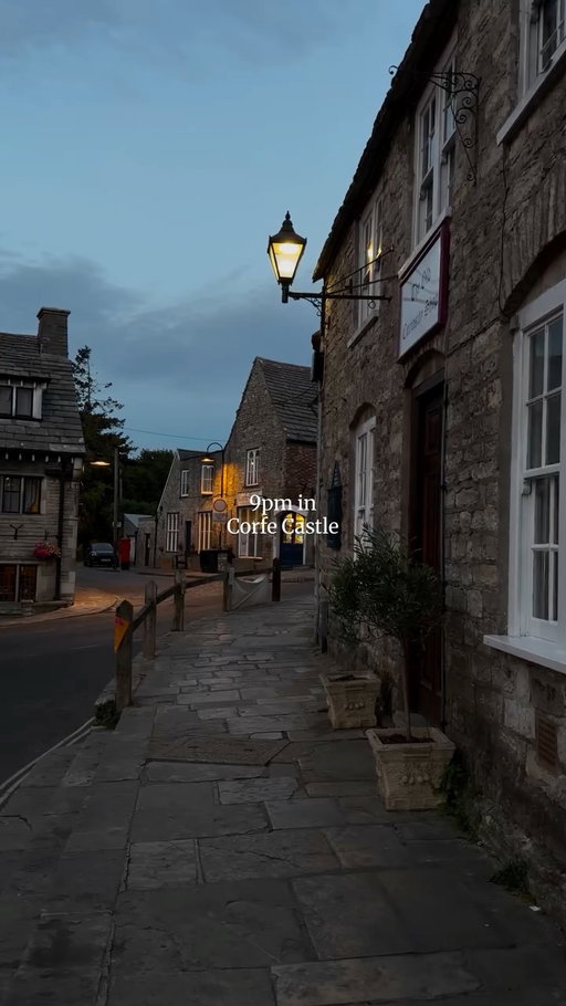 Corfe Castle is such a busy little village in summer! But on a summer evening after sunset, this charming village slows down, turns quiet and gets cosy for the evening 🕯️✨🌿

#corfecastle #dorset
#visitengland #englishcountryside #summerinengland