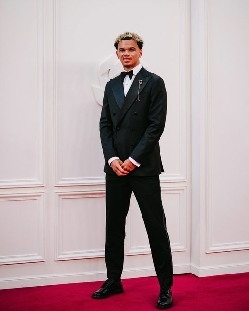 Arriving at @the_pfa awards in style 🩵
