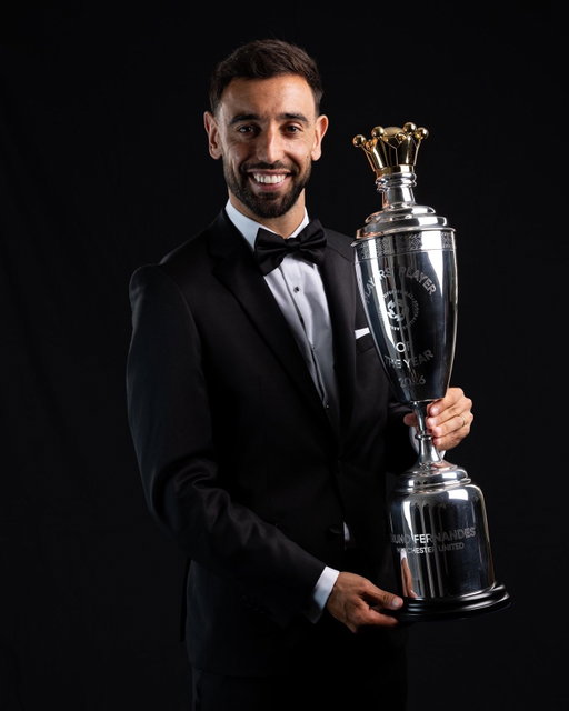 De fato e laço? Só para levantar o prémio 👔🏆 Bruno Fernandes é o PFA Players’ Player of the Year 😈

Suit and bow tie? Only to lift the trophy 👔🏆 Bruno Fernandes is the PFA Players’ Player of the Year 😈