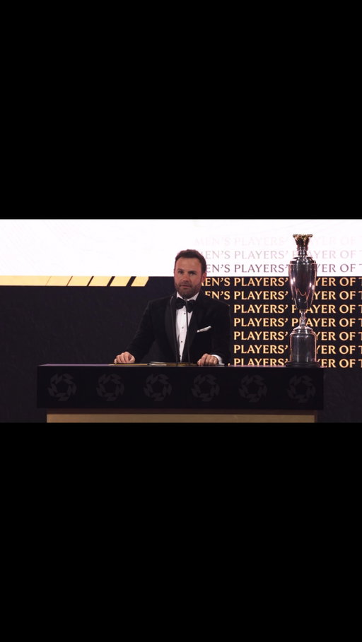 The magnifico’s moment 🏆

Watch as Bruno Fernandes is united by Juan Mata with his PFA Players’ Player of the Year Award.