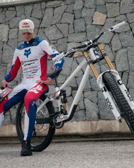 Despite unpopular opinion, the all white worlds bikes look pretty nice! 

🎥 @sleeper.co