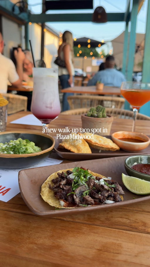Meet La Vecina 🌮🍹

A walk-up neighborhood spot for tacos, empanadas, guac + cocktails. 

My favorite bites: 
🌮 EMPANADAS DE BIRRIA Y OXACA
Slow-braised lamb birria with melted Oaxaca cheese wrapped in a crispy golden pastry.

🌮 TOSTADA DE GUACAMOLE
& CHICHARRÓN
A crunchy corn tortilla topped with creamy
guacamole and crispy pork rinds.

🌮 BIRRIA DE ARRACHERA
Braised short steak topped with a crispy fresh onion and cilantro.

📍 1306 Central Ave, Charlotte, NC 28205 #lavecina #plazamidwood #sliceofclt