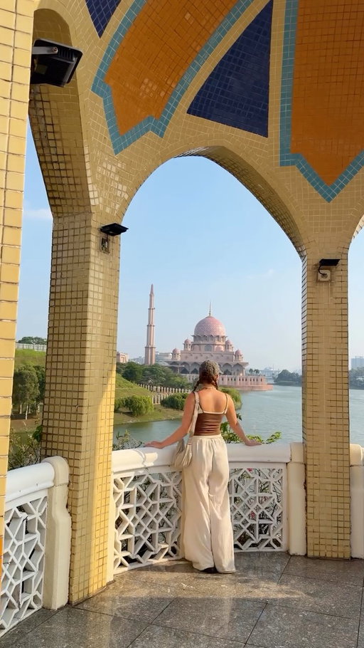 📍📍HERE📍📍

Follow @brittandmitchworldwide for more hidden gems around Malaysia 🇲🇾✨

Did you know you can visit one of Malaysia’s most beautiful mosques 45 minutes from KL? 👀🇲🇾

The Putra Mosque in Putrajaya is famous for its stunning pink granite exterior, huge pink dome and incredible location right on the lake 🩷🕌

The mosque is free to visit and you can explore the surrounding Putrajaya area while you’re there! Would  recommend heading across the river to see the full mosque from the other side of the water! 

Definitely worth adding to your KL itinerary 👌🏼

#Putrajaya #MalaysiaTravel #KualaLumpur #Malaysia #TravelMalaysia