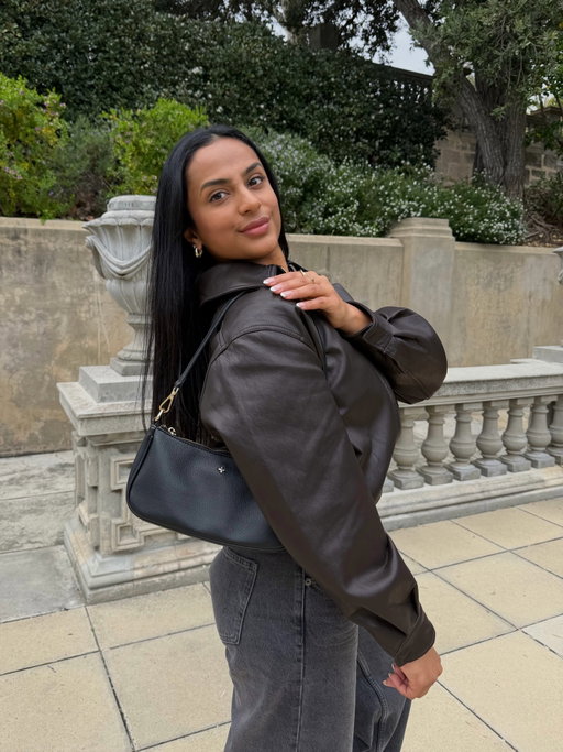 Natural beauty with the little edge. 🤎🤍

Outfit- @universalstore 
Jacket and bag - @perfectstranger_thelabel 

#nautralbeauty #universalstore #ootd #fashion #styleinfluencer