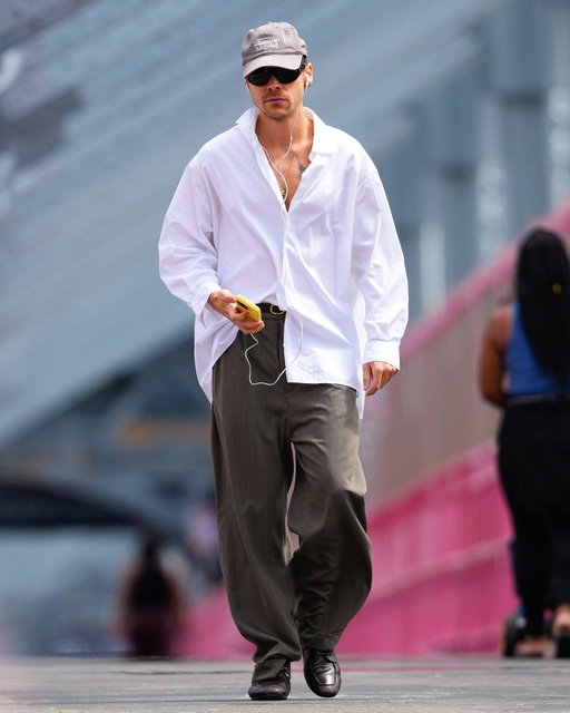 Your FYP changes its mind every five seconds. A good white dress shirt doesn’t—and the right one can make a walk around NYC feel a little more cinematic. Harry Styles gets it. See our absolute favorites at the link in our bio.