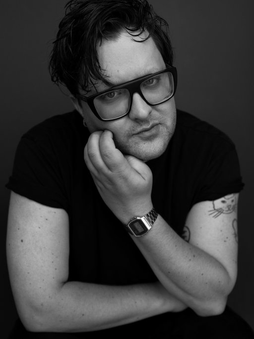 Pour faire suite au post d’hier où je disais qu’il est impossible de ne pas se feeler quand on est dans l’oeil de la grandiose @andreanne_gauthier.

C’est encore vrai. D’autant plus que si c’etait pas d’elle (et si ce n’était pas des ostis de réseaux sociaux) JAMAIS je n’aurais publié une photo de moi (en gars, moi en vrai) en disant « allez tout le monde, regardez! ».

Mais là, j’le fais. Parce que grâce à @ameliebruneaulongpre (💄), j’assume des photos de ma crisse de face. Grâce à elles j’assume ces photos autant que j’assume les opinions suivantes:

1-les olives c’est pas tant délicieux, débuzzez la gang.

2-je m’ennuie plus du nom de Luck Mervil que de Luck Mervil.

3-le remix de tomber à l’eau? Ça va?

Ok, bien à vous!