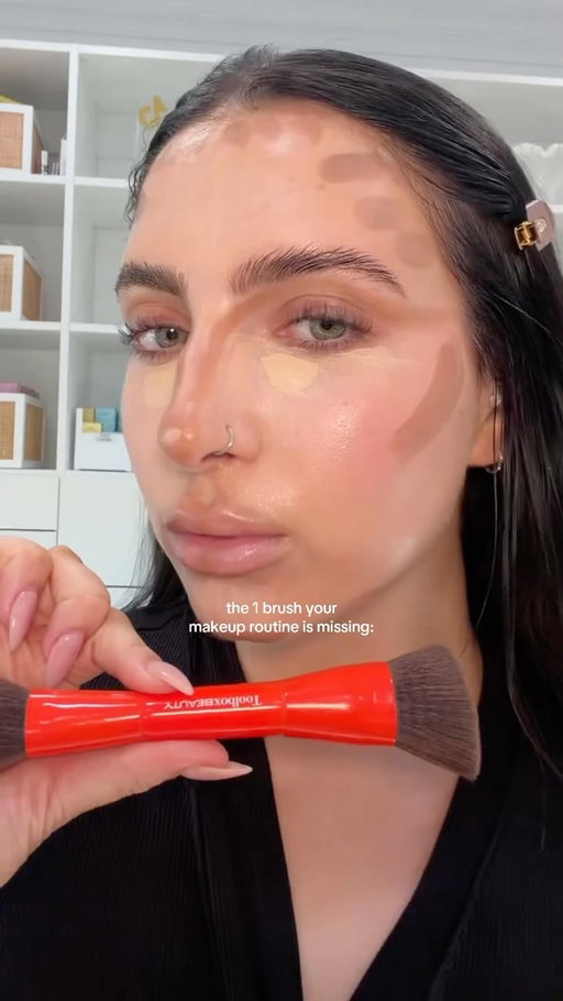 the 1 brush your makeup routine is missing 💫 
comment SHOP and I’ll send you the link!

One side with a flat edge for precise contour, one angled dome size for concentrated blending. I use it for concealer, blush, contour, etc. Founded by celeb makeup artist @styledbyhrush to give you her hack at home!

@toolboxbeautyofficial 
#toolboxbeauty #contour #makeuphack #makeupbrush #makeuptutorial
