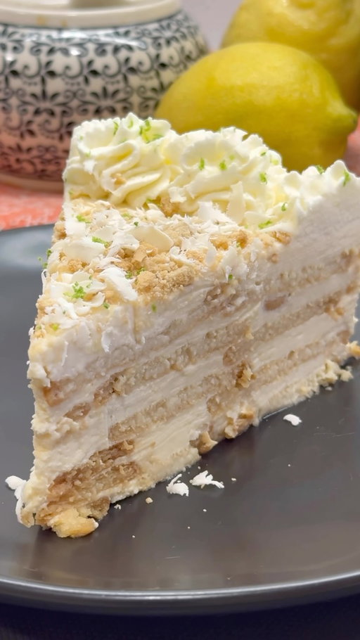 🍋Marquesa de limón fría!😋

El postre que necesitas este verano. Fresquita, cremosa y con ese toque cítrico que engancha desde el primer bocado. Y lo mejor: no necesita horno, se prepara en apenas 15 minutos y con ingredientes sencillos y económicos. Solo tienes que dejarla enfriar en la nevera y tendrás un postre perfecto para estos días de calor. Si te gustan los postres de limón, guárdate esta receta porque vas a flipar.
•
INGREDIENTES (molde 23 cms):
400ml. leche condensada
330 ml. leche evaporada
300 grs. queso crema
200 ml. zumo limón
2 packs galletas tipo María
Leche (para hidratar galletas)
•
COBERTURA:
Nata montada
Chocolate blanco
Migas de galleta 
Ralladura lima o limón
•
Primero, tienes que mezclar la leche condensada, leche evaporada, queso crema y el zumo de limón en un vaso batidor, bate hasta que la mezcla quede homogénea.
•
Ahora, en un molde ve poniendo una primera capa de galletas (hidrátalas ligeramente con leche, así quedan más blanditas) y luego vierte una cuarta parte de la mezcla que tienes preparada. Repite esta operación hasta cuatro veces, terminando con crema por arriba y lleva a la nevera a reposar hasta el día siguiente. Decora con nata montada, migas de galletas, chocolate blanco rallado y ralladura de lima.