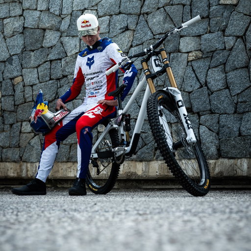 Worlds week! 

•New @redbull helmet is so rad! 
•@foxmtb kits are insane 
•And the @frameworksracing bikes look way to good🫡

📸: @nathhughesphoto 
🎥: @sleeper.co
