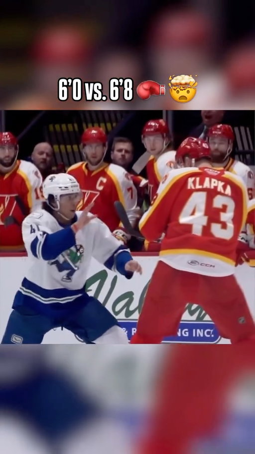 When 6’0 Alex Kannok-Leipert took on 6’8 Adam Klapka and pummelled him 😱

(via @abbotsfordcanucks)