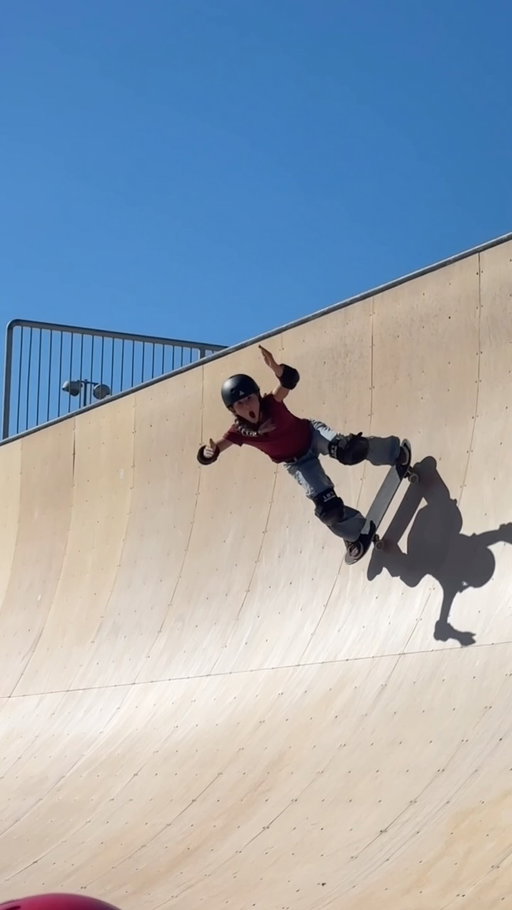 Fakie to Fakie 900 Battle 💥 Full commitment; Trust the process!! Hadn’t tried this since last years vert alert, so scary coming out of this fakie.. first attempts at Tony’s after Xgames felt good and she knew she had it. kept chasing back at home till the land a few days later!

So proud to join @bobburnquist and @ao_minimini on this one ❤️