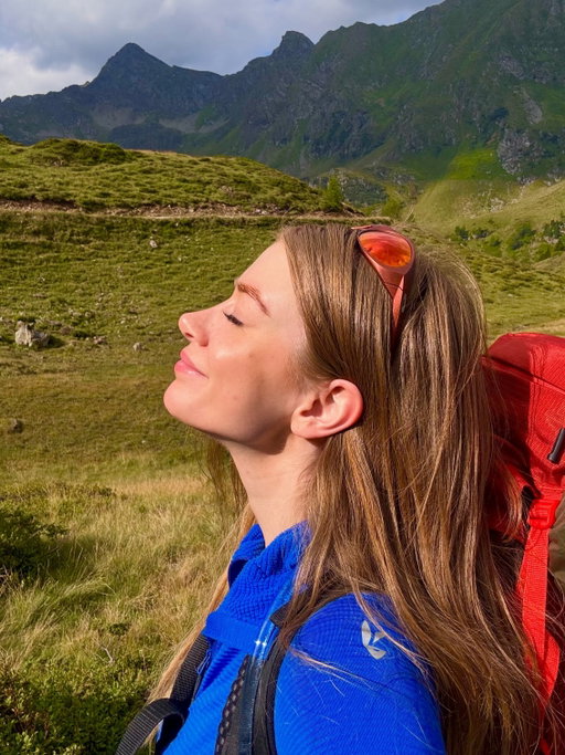 new hiking destination unlocked 🌿⛰️
.
#mountainsarecalling #zajooutdoor #outdooreverywear #cestovani #granolagirl