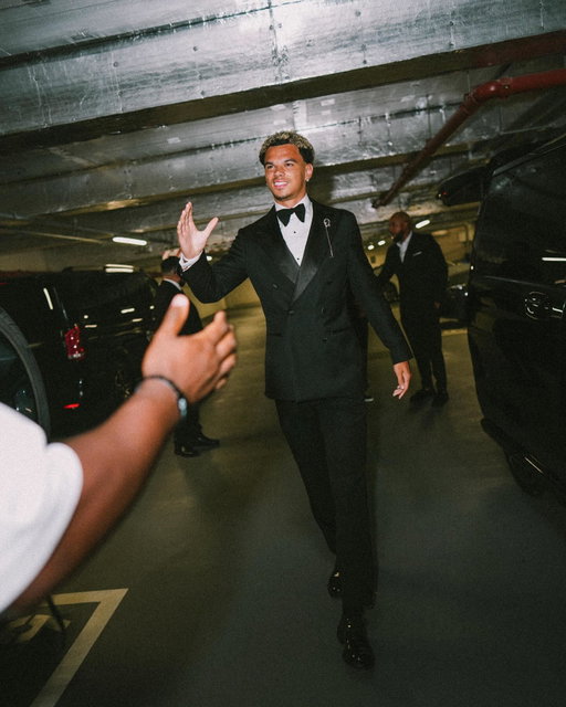 Dressed to impress.

@nico33 made his mark at the PFA Awards, collecting the Young Player of the Year award in style 😮‍💨