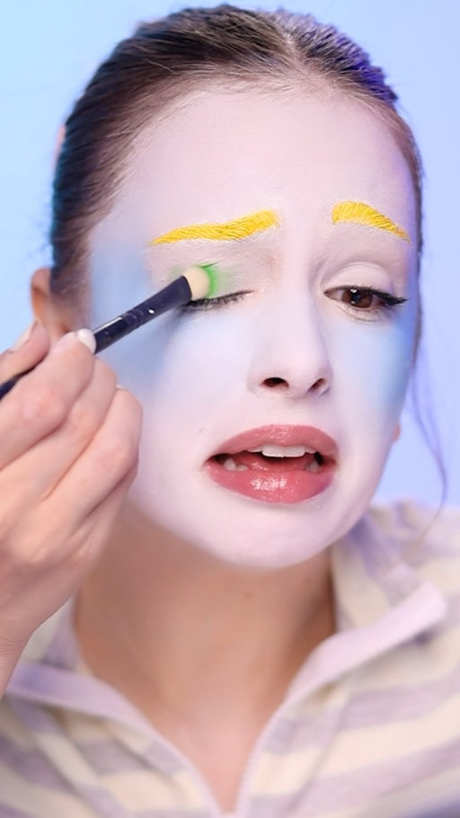 I should ban that color 🙅‍♀️💚
_
#makeupchallenge #makeuphacks #eyeliner #lipstick