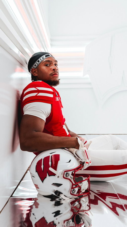 How many towels does it take to get a WR through practice? 😅

@chris_brooksjr2 and his best friend are mic’d up for another week of (WI)red.

Presented by @nicolet_law