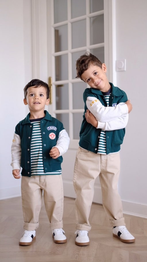 Léo et Maé sont prêts pour la rentrée des classes en @petitbateau ! 📚✏️

Quelle est votre tenue préférée ?