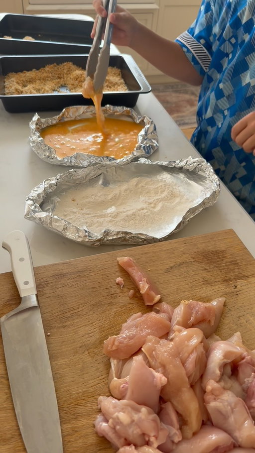It appears we’re all being influenced by @youtube …Chester’s BBQ fried chicken, not the healthiest but DELICIOUS! And yes he’s wearing a Keith Lemon wrist bandage 😂… football injury! X