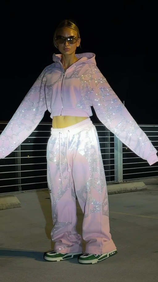 your new cool girl uniform 💎✨

the rhinestone sweatsuit made for girls who want comfy clothes that still look like an outfit. oversized cropped hoodie + perfectly baggy sweatpants covered in rhinestones that sparkle with every step.

the ultimate matching set for cool girl outfits, streetwear looks & everyday outfit inspo.

PRE-ORDERS LIVE → icaruswick.com 🪽

#rhinestonesweatsuit #streetwear #matchingset #coolgirlstyle #outfitinspo