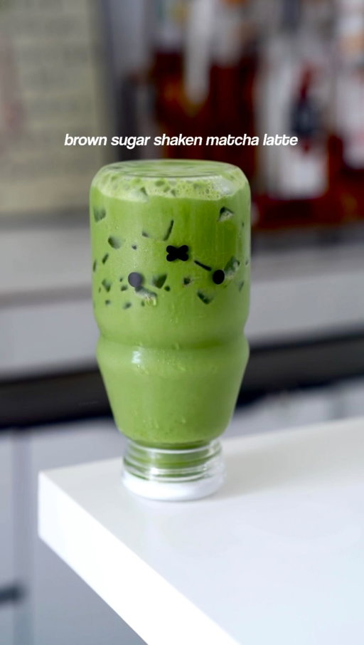 brown sugar shaken but make it green 🤤

— 10-15ml brown sugar sauce
— 4g of matcha 
— A dash of cinnamon powder
— Ice and shake it! 
— Finish off adding more ice
— 100ml milk of choice

For matcha ; 
— Sieve 4g of matcha powder @
— 50ml of hot water [ < 80’ ] 
[ split : 15ml room temp water for paste + 35ml hot water ]
— Whisk until it fully dissolved

#matchalatte #matchalover #icedmatcha #foryou #matchaathome