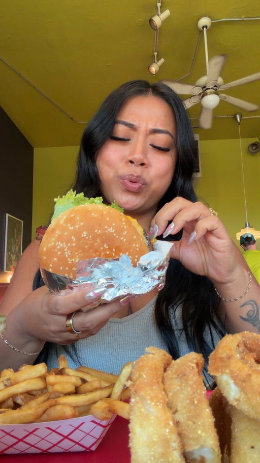 just me & my burger 🍔😂😭

📍  @redmillburgers