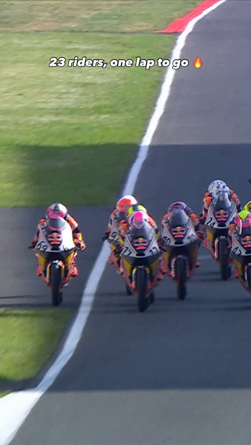 When the whole pack arrives at the final lap together 😨

⏮️ Mugello Race 2 | 2026

#RedBullRookiesCup #RoadToMotoGP #MotoGP #Racing #Motorcycle