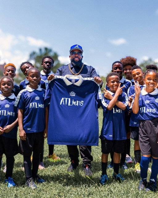 Outkast birthed ATLiens 30 years ago and we are bringing it full circle by supporting a new generation of ATLiens.

We sponsored and helped design their jerseys and Big Boi even pulled up on our new youth squad @soccerstreets from East Point. ⚽️

Made some for you, your mama, and your cousin too. Every kit sold helps keep soccer free for the kids @soccerstreets. Yeah, they glow in the dark …  as ATLiens do. 👽

Out now at @mundialmag. Link in bio.