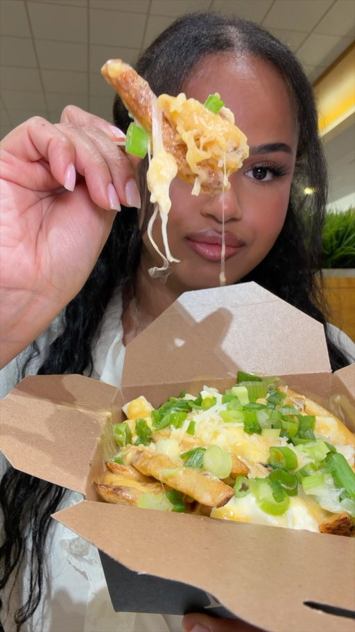 I love me a classic poutine but sometimes you just gotta switch it up and @newyorkfries has the best options! #ad #poutine #newyorkfries