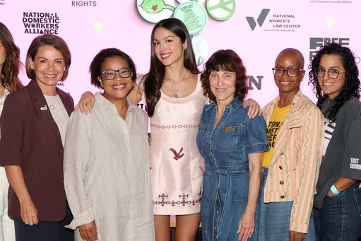 Olivia Rodrigo was joined by Daisy Chain Fields’ nonprofit partners to announce that the festival has raised $10 million for various causes supporting women and girls. The festival is happening TOMORROW in Irvine, California. 
#OliviaRodrigo
#DaisyChainFields
Photos: Getty