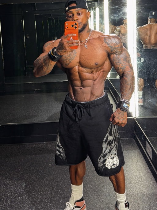 Transforming the vision in my head into the physique in my mirror was not an easy or quick task..I’ve spent 15 years chasing, sacrificing and grinding for that dream physique and to accomplish what I wanted to..the things that never changed from day 1 to now was my vision, my consistency, and my relentless pursuit to be better..it’s a simple equation that only needs to be applied daily..just don’t stop ‼️🌊

#gymtalk #gym #tlk #bodybuilding #physique