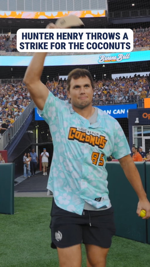 The Patriots tight end threw a strike that COUNTED at Gillette Stadium 🏟️

#bananaball #locobeachcoconuts #newenglandpatriots #savannahbananas #nflnews