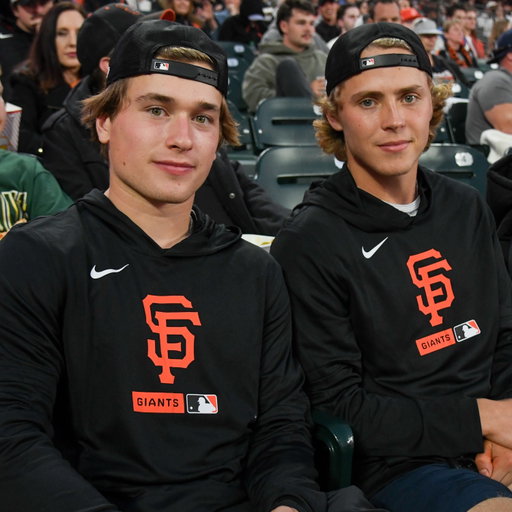 A little @sfgiants x @sanjosesharks crossover 🤝

#BayAreaUnite