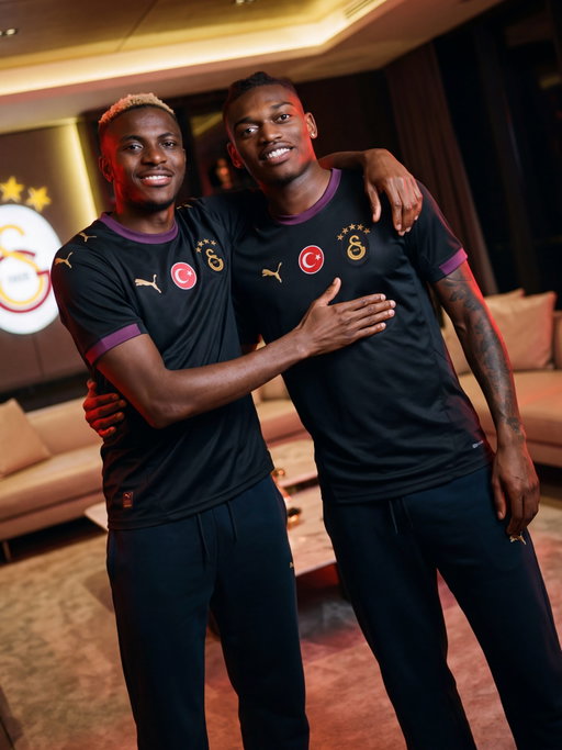🚨 𝐁𝐑𝐄𝐀𝐊𝐈𝐍𝐆: 𝑳𝑬𝑨𝑶 𝑰𝑺 𝑪𝑶𝑴𝑰𝑵𝑮! 🟡🔴✈️

Rafa Leão, on his way to Istanbul right now to become a new Galatasaray player from AC Milan for total fee over €45m 🇹🇷

Here Leão with his lawyer Antonio Leo ahead of the flight 👋🏾

𝑪𝒊𝒎 𝒃𝒐𝒎 𝒃𝒐𝒎 𝒕𝒊𝒎𝒆 𝒔𝒐𝒐𝒏. 🤫💥