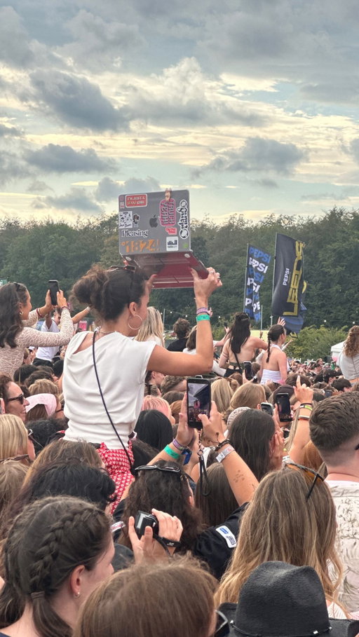 Is it a plane? Is it a bird? No… it’s a MacBook Air 😂

We’ve officially seen it all now @officalrandl and  it’s safe to say the MacBook certainly caught @rolemodel’s attention. 

🔗 Follow the link the in our bio to read all about Leeds 2026. 

#leedsfestival #visitleedsfest #rolemodel #leeds