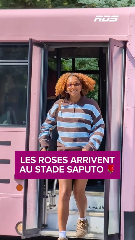 Les joueuses des Roses font leur entrée au Stade Saputo pour une rencontre historique ! ⚽️🔥