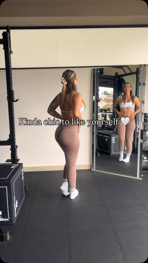 I’m so proud of how I’ve handled this second postpartum round. 
10+kg heavier (still), with more lose skin, a body that doesn’t feel like my own yet I’m not giving myself any hate or stressing about weight loss. This time has been quite rough on me mentally, I can’t really describe it cause I have nothing to complain about. BUT it’s never been about my body and I’ve had 0 stress to “get back to my abs”. It’s more so this extreme fatigue, feeling so overwhelmed, always on the edge, a brain that is non functioning and buzzing constantly.. like I’m a zombie. Like I’m trying to keep my head above water while being the happiest I’ve have ever been..?? Doesn’t make sense.
I’ve enjoyed this summer of being off work and living in the moment and now I’m currently just focusing on getting my routine back, trying to reduce the feeling of being overwhelmed and doing rehab. And keep focusing on me. What I need. How I feel. Once I stop breastfeeding and sleep a bit better at night I know lots will change both with hormones, stress and energy (or at least so I hope lol). This plus actually having a workout routine again I hope will do the trick to finding my way back 🤍

Ad: Wearing @womensbest as always and the bday sale is ending this weekend. Code Johanna for extra 10% off on active wear and supplements 🤍 
#postpartum #selflove