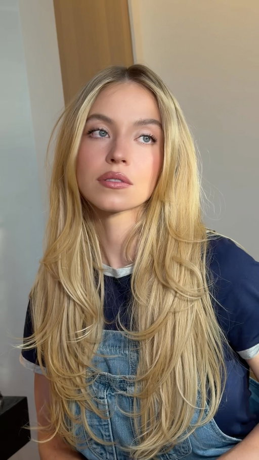 Friday with Syd 💗 @sydney_sweeney in the @syrn victory lap baby tee💗 hair: @glencocoforhair makeup: @melissa.hernandez nails: @nailsbyzola
