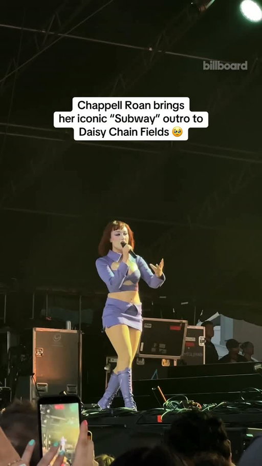 She’s got a way 🎤✨ Chappell Roan performs “Subway” at Daisy Chain Fields