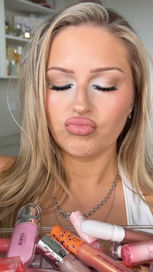 Random lip combo except somehow it ended up looking like the same thing I started with which was very confusing when I opened my eyes 👄