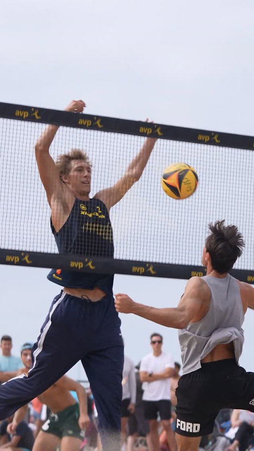 THAT RALLY MET A WALL. 🧱🔥
Derek Bradford's block streak powered Bradford/Cory past Harman/Brewington, 21-18, 21-18, at the 2026 Progressive Manhattan Beach Open.