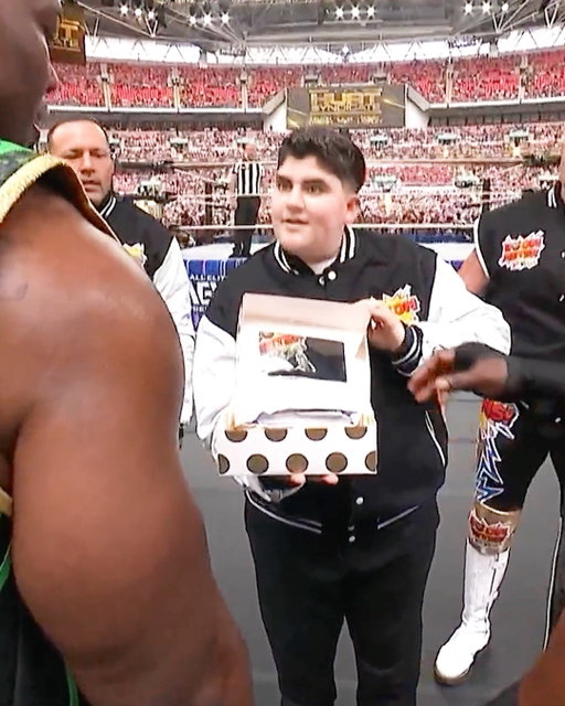 @a.j.andbigjustice comes bearing gifts! 👀 @BobbyLashley @SheltyB803

The #AEWAllIn London Buy-In is LIVE NOW!