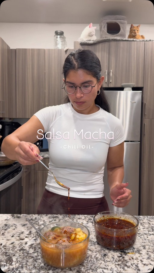 I throw away my salsa for one month up to two months in a glass container. You can use the salsa literally on everything tacos caldos your eggs, etc. let’s keep going on. I love using the salsa for my meal preps.

Ingredients: 
1 corn tortilla (I love to use the @masienda corn tortilla which I get at Whole Foods) 
5 garlic cloves 
1/4 cup of peanuts 
4 chili guajillo 
4 chili anchos 
Chili de Árbol ( use at your liking this is on you and how hot you want it) 

For oil I love use the Avocado oil from @chosenfoods 

#salsamacha #salsa #chilioil #easyrecipe #cooking